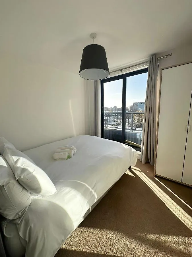 Best Price! - Huge 3 Bed 2 Bath City Centre Newly Refurbished Apartment, Up To 7 Guests - Free Secure Parking - Smart Tv - Singles Or King Size Beds Southampton