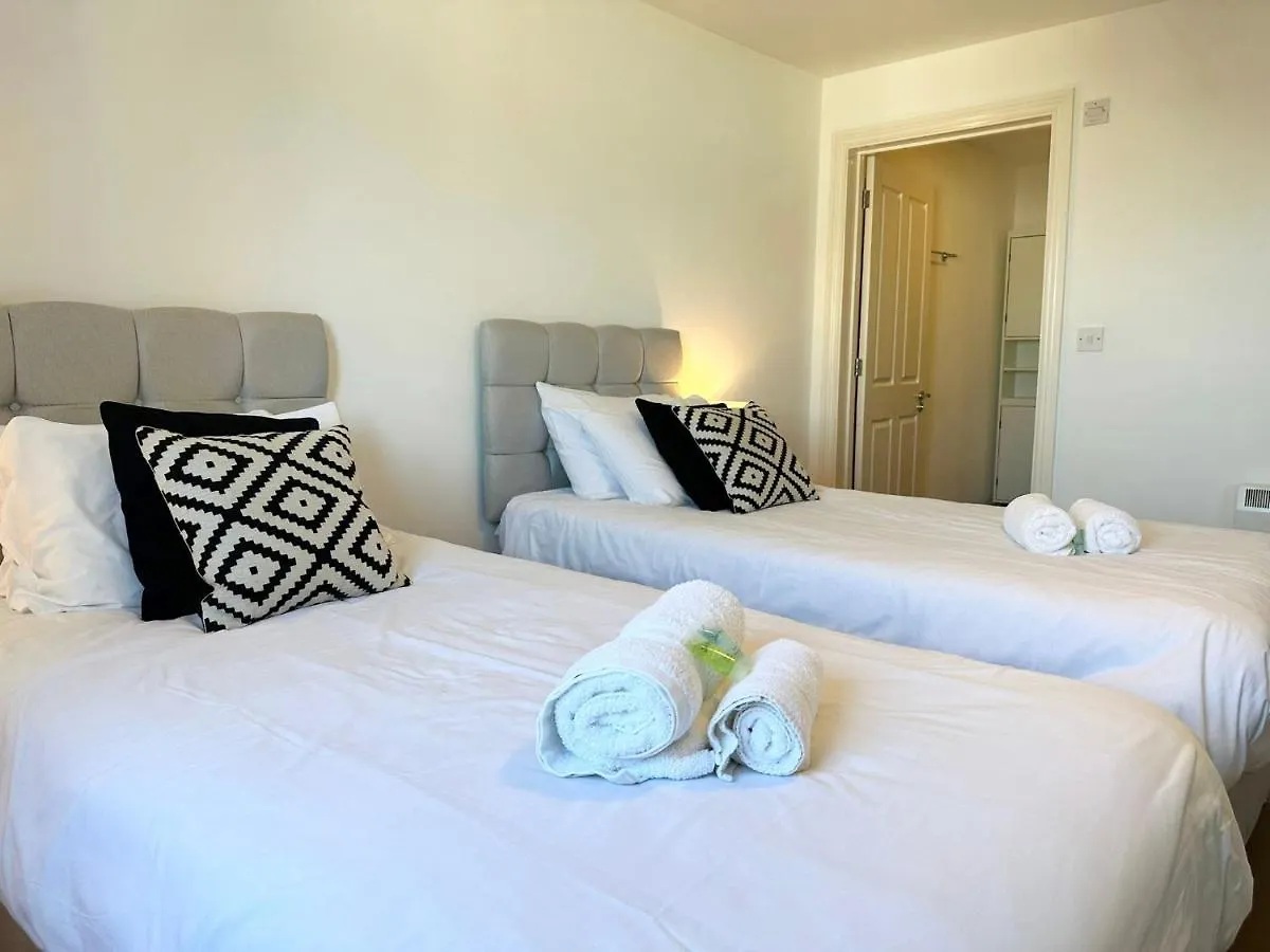 Best Price! - Huge 3 Bed 2 Bath City Centre Newly Refurbished Apartment, Up To 7 Guests - Free Secure Parking - Smart Tv - Singles Or King Size Beds Southampton Apartment