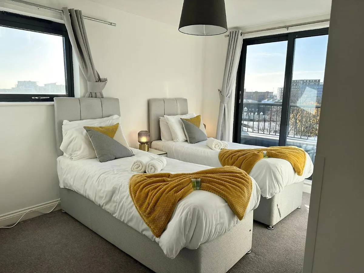 Best Price! - Huge 3 Bed 2 Bath City Centre Newly Refurbished Apartment, Up To 7 Guests - Free Secure Parking - Smart Tv - Singles Or King Size Beds Southampton