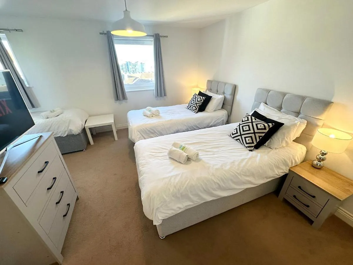 Best Price! - Huge 3 Bed 2 Bath City Centre Newly Refurbished Apartment, Up To 7 Guests - Free Secure Parking - Smart Tv - Singles Or King Size Beds Southampton Apartment